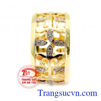 Nhẫn hoa văn nam tinh tế,được chạm khắc hoa văn đẹp,vô cùng tinh xảo,sắc nét,là sản phẩm vô cùng độc đáo,cá tính.Sản phẩm chất lượng cao,bảo hành 6 tháng,giao hàng trên toàn quốc.