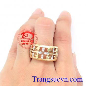 Nhẫn hoa văn nam tinh tế,được chạm khắc hoa văn đẹp,vô cùng tinh xảo,sắc nét,là sản phẩm vô cùng độc đáo,cá tính.Sản phẩm chất lượng cao,bảo hành 6 tháng,giao hàng trên toàn quốc.