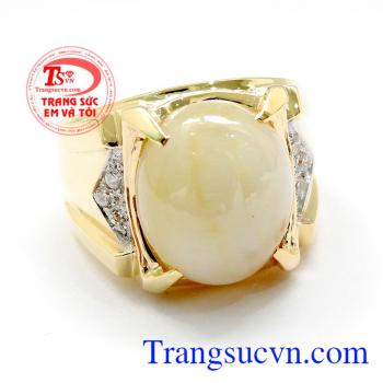 Nhẫn Sapphia trắng được thiết kế sang trọng với các đường nét tinh tế,sắc xảo. Sản phẩm được đính đá Sapphia trắng,đá phong thủy rất hợp cho người mệt kim, đem lại may mắn,tài lộc cho người đeo