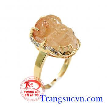 Nhẫn nữ thạch anh tóc tài lộc bọc vàng 14k,được chạm khắc hình tì hưu ngậm đồng tiền,mang ý nghĩa tài lộc, sự nghiệp thành đạt cho người đeo