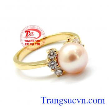 Nhẫn ngọc trai tinh tế là sản phẩm được chế tác vô cùng đẹp,thanh lịch,nhẹ nhàng và quyến rũ,là sản phẩm rất được phái nữ thích