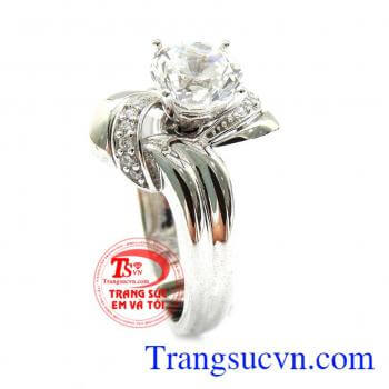 Nhẫn hoa hồng tinh tế được chế tác 3D vô cùng tinh xảo, sắc nét,nhẫn chất liệu vàng trắng được nhập khẩu từ Hàn Quốc,thiết cố sang trọng, nhẹ nhàng, quyến rũ