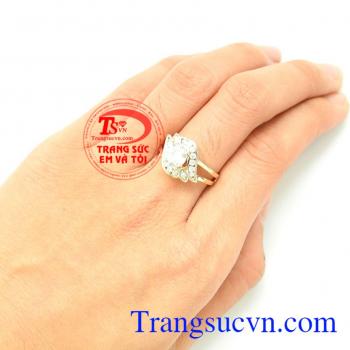 Nhẫn lá xinh xắn được chạm khắc 3D đẹp, nhẹ nhàng,thanh lịch, tôn nên vẻ đẹp của người phụ nữ,trang sức được nhập khẩu từ Hàn Quốc