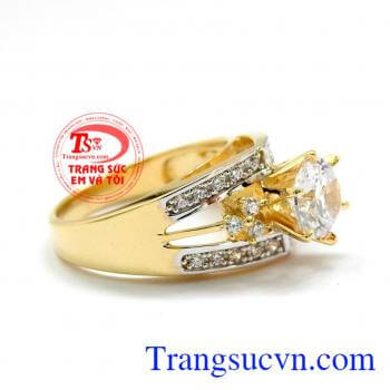 sản phẩm được chú ý trong các cuộc hội họp bởi độ lắp lánh của viên đá đựơc đính trên nhẫn