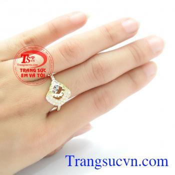 Nhẫn vàng xinh xắn là sản phẩm vô cùng tinh tế với các hình tứ giác lồng ghép,đan xen vào nhau