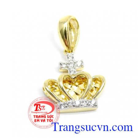 Mặt dây vương miện nhập Hàn Quốc mang lại vẻ đẹp quý phái tinh tế cho người đeo,