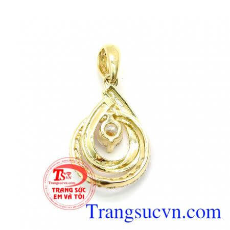 Mặt dây chuyền nữ nhập khẩu phù hợp thị hiếu đa số phái đẹp, kết hợp được với nhiều kiểu dây chuyền tạo vẻ đẹp thanh lịch thời trang