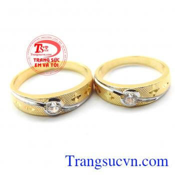 Nhẫn cưới bên nhau thể hiện tình yêu bền chặt, gắn kết với nhau, tình yêu son sắc, mặn nồng như thủa mới yêu