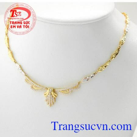 Kiềng vàng quyến rũ được thiết kế sang trọng,đẳng cấp, vô cùng quý phái mà lại rất duyên dáng. 