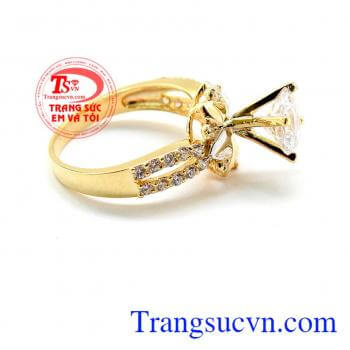 Nhẫn nữ đẹp được thiết kế kiểu dáng thanh lịch,kiêu sa,quý phái,tôn nên bàn tay xinh xắn của phái đẹp