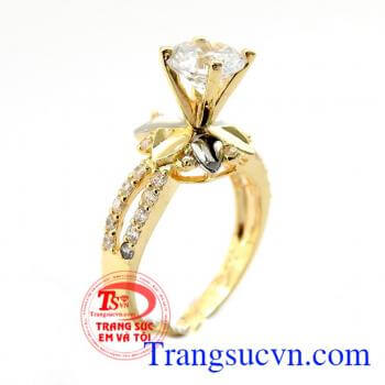 Nhẫn nữ đẹp được thiết kế kiểu dáng thanh lịch,kiêu sa,quý phái,tôn nên bàn tay xinh xắn của phái đẹp