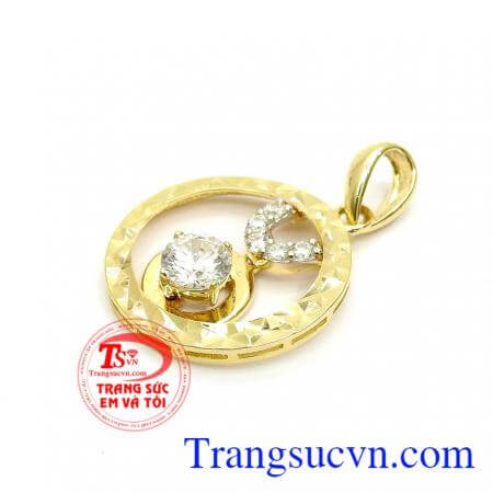 Mặt dây chuyền chế tác đẹp mang lại vẻ đẹp thanh lịch quý phái cho chủ nhân,