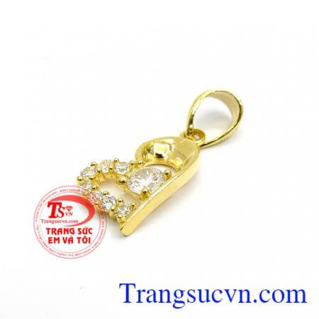 Mặt dây nữ trái tim đính đá phù hợp nhiều kiểu dây chuyền đa dạng,