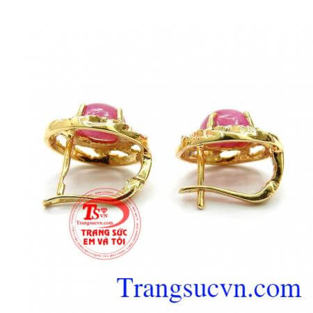 Hoa tai ngọc Ruby thiên nhiên bọc vàng hoa tai ruby kết hợp với bản mệnh của người mang nó để tạo nên một ý nghĩa tâm linh lớn. 