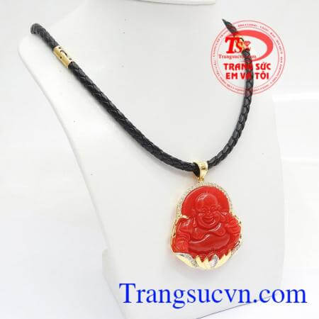 Mặt dây chuyền nam ngọc cẩm thạch bọc vàng phong thủy màu đỏ biểu tượng cho hạnh phúc và thịnh vượng và dây da bọc vàng chất lượng cao tạo vẻ nam tính mạnh mẽ