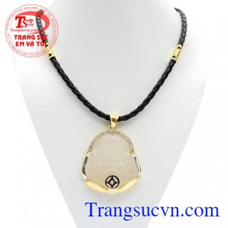 Bộ dây chuyền phật mã não thiên nhiên là sự kết hợp giữa mặt dây phật Di Lặc biểu tượng cho sự thịnh vượng và hạnh phúc và vòng da bọc vàng mạnh mẽ cá tính là món đồ trang sức không thể thiếu cho phái mạnh
