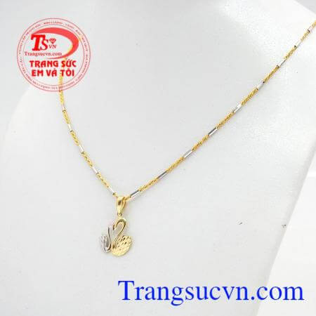 Bộ dây chuyền nữ Thiên Nga cặp đôi với sự kết hợp của dây chuyền nhập khẩu nguyên chiếc Ytaly và Mặt dây nhập khẩu Hàn Quốc, mang đến cho chị em phái đẹp vẻ đẹp tinh tế nhẹ nhàng của sự kết hợp giữa phong cách Châu Á và Châu Âu,