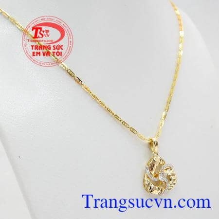 Bộ dây chuyền phay đá nhập khẩu đẹp xinh là sự kết hợp tinh tế giữa mặt dây đính đá nhập khẩu Korea thời trang nhẹ nhàng và dây chuyền vàng lồng độc đáo mới lạ,