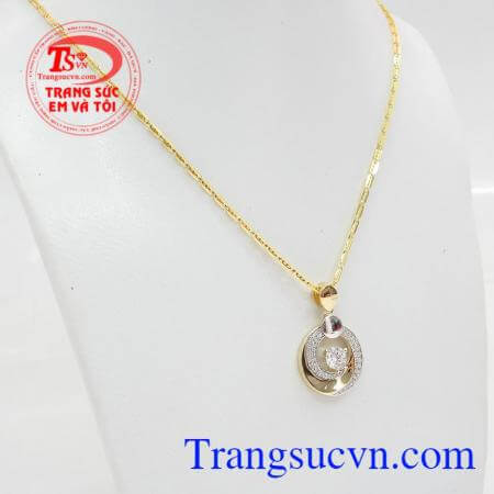 Bộ mặt dây nữ nhập khẩu sang trọng là sự kết hợp đầy tinh tế giữa mặt dây đính đá nhập khẩu Hàn Quốc và dây chuyền thiết kế mới lạ, mang đến vẻ thanh lịch quý phái cho người đeo,Bộ mặt dây nữ nhập khẩu sang trọng