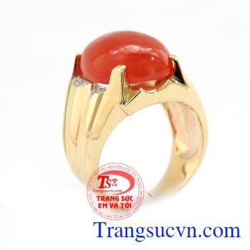 Viên đá có màu đỏ tươi sáng khiến cho người đối diện khi nhìn bị cuốn hút theo Nhẫn nam thời trang vàng 14k