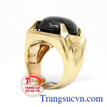 Chiếc nhẫn được kết hợp từ vàng 14k và đá Sapphire khiến cho người đeo thể hiện được sự đẳng cấp của mình