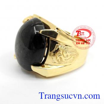 Nhẫn vàng nam Sapphire cao cấp, Đá Sapphire là biểu tượng của sự giàu sang, sung túc, tình yêu và lòng chung thủy. Chính bởi ý nghĩa đó nên đây là một trong những loại đá có tính giá trị cao