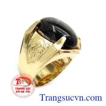 Nhẫn vàng nam Sapphire cao cấp, Đá Sapphire là biểu tượng của sự giàu sang, sung túc, tình yêu và lòng chung thủy. Chính bởi ý nghĩa đó nên đây là một trong những loại đá có tính giá trị cao
