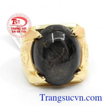 Chiếc nhẫn được kết hợp từ vàng 14k và đá Sapphire khiến cho người đeo thể hiện được sự đẳng cấp của mình