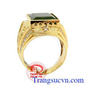 Ngoài ra sản phẩm được chế tác từ vàng 14k sáng bóng, hai bên sườn nhẫn còn có họa tiết ròng vàng thể hiện sự hùng dũng, uy lực của người đeo. Sản phẩm được sản xuất và phân phối tại Trang sức em và tôi.