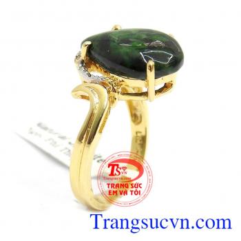 Nhẫn cẩm thạch giọt nước là sản phẩm ngọc phỉ thúy thiên nhiên được mài dũa hình giọt nước tinh tế, bọc vàng 14k sang trọng, nhẹ nhàng