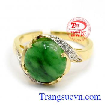 Nhẫn nữ cẩm thạch mệnh hỏa là sản phẩm chất lượng cao, đá ngọc phỉ thúy đẹp, độ bền vững cao, đem lại may mắn cho người mệnh hỏa