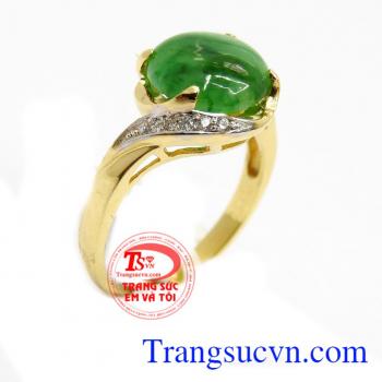 Nhẫn nữ cẩm thạch mệnh hỏa là sản phẩm chất lượng cao, đá ngọc phỉ thúy đẹp, độ bền vững cao, đem lại may mắn cho người mệnh hỏa