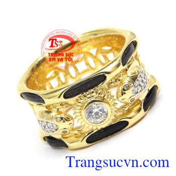 Nhẫn nam mặt cóc ngậm vàng, hình ảnh cóc ngậm vàng xuất phát từ truyền thuyết ngường Trung hoa với ý nghĩa đem an lành, tài vận, sung túc cho những ai sử dụng