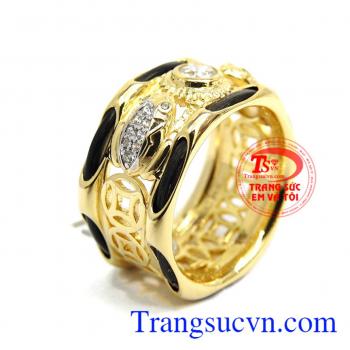 Ngoài ra chiếc nhẫn còn được chế tác hình đồng tiền sẽ đem lại nhiều may mắn và tiền tài Nhẫn nam mặt cóc ngậm vàng