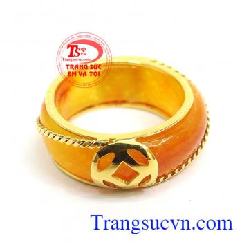 Sản phẩm ngọc cẩm thạch được bọc thêm một lớp vầng 18k với họa tiết hình đồng tiền sẽ giúp người đeo được gặ nhiều may mắn tài lộc khi làm kinh doanh