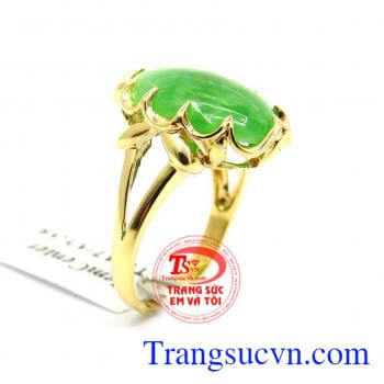 Nhẫn ngọc phỉ thúy quý phái được bọc vàng 14k sang trọng, thiết kế nhẹ nhàng, thanh lịch