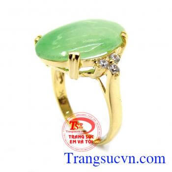 Nhẫn ngọc phỉ thúy thiên nhiên đẹp là sản phẩm đá tự nhiên không qua xử lý màu,màu sắc hoàn toàn tự nhiên, sản phẩm phù hợp với người mệnh hỏa và mộc