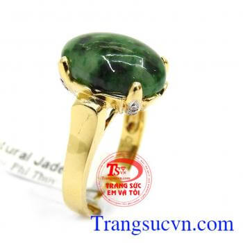 Nhẫn ngọc phỉ thúy may mắn được chế tác từ đá ngọc phỉ thúy thiên nhiên rất đơn giản nhưng vô cùng sang trọng,tinh tế, tôn nên vẻ đẹp của đá phỉ thúy,mang lại may mắn,tài lộc cho người đeo
