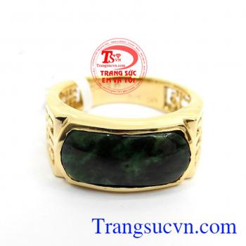 Nhẫn nam ngọc phỉ thúy sang trọng vẻ đẹp đến từ thiên nhiên,được bọc vàng chạm khắc công phu,tạo nên các đường nét mạnh mẽ sang trọng cho chiếc nhẫn