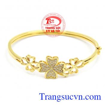 Vòng tay nữ cỏ 4 lá sản phẩm đẹp được chế tác hình cỏ 4 lá vô cùng xinh xắn,trẻ trung.