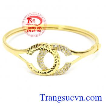 Với các đường nét được đính đá sang trọng. Vòng tay chanel đẹp