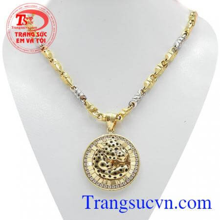 Sản phẩm được chế tác từ vàng 10k sáng bóng, mặt dây chuyền hình con báo đốm làm tăng thêm vẻ mạnh mẽ cuốn hút đối với người đeo