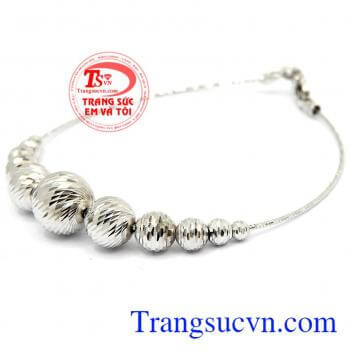 Sản phẩm được chế tác tinh tế, tôn nên vẻ đẹp của đôi bàn tay xinh xắn. Lắc tay vàng trắng Italy