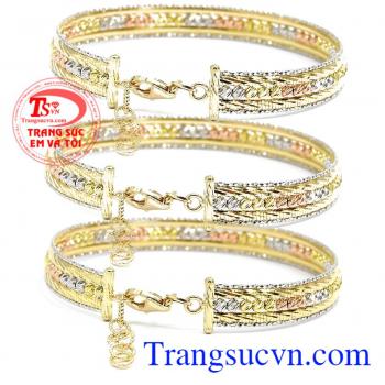 Sản phẩm được chế tác vô cùng tỉ mỉ và khéo léo kết hợp đường ở giữa là các hạt tròn vàng, vàng trắng, vàng hồng làm cho chiếc vòng thêm lung linh. Vòng tay vàng Ý đẹp