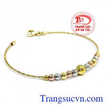 Lắc tay vàng Ý đẹp kết hợp các hạt bi vàng xinh xắn được chế tác tỉ mỉ, công phu.