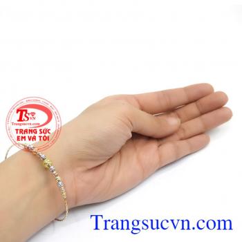 Tạo nên một sản phẩm tinh tế rất phù hợp để đeo đi chơi,các sự kiện. Lắc tay vàng Ý đẹp