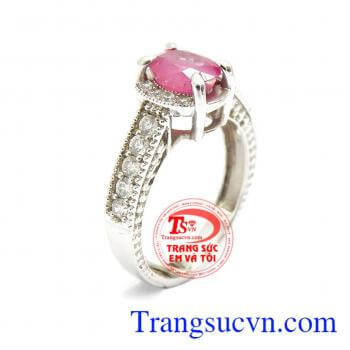 Nhẫn nữ đá ruby thiên nhiên là sản phẩm vàng trắng được đính đá Ruby thiên nhiên, đá ruby là loại đá quý hiếm tại Việt Nam