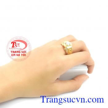 Nhẫn vàng tây sang trọng là sản phẩm chất lượng cao, vàng 18k sang trọng, chất lượng vàng đảm bảo được đính đá xung quanh tôn nên vẻ đẹp của chiếc nhẫn.Sản phẩm vàng uy tín, bảo hành 12 tháng, thương hiệu được bình chọn, giao hàng nhanh trên toàn quốc.