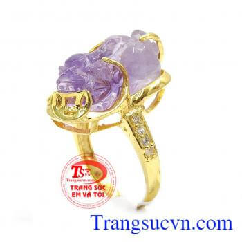 Tỳ Hưu trong phong thủy có ý nghĩa chiêu tài lộc, may mắn về công danh sự nghiệp, bảo vệ tài sản và sự bình an cho gia đình