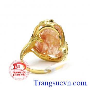 Kết hợp đá Thạch Anh Tóc thiên nhiên có tác dụng giải trừ mệt mỏi, là chiếc nhẫn phong thủy không thể thiếu cho phái đẹp